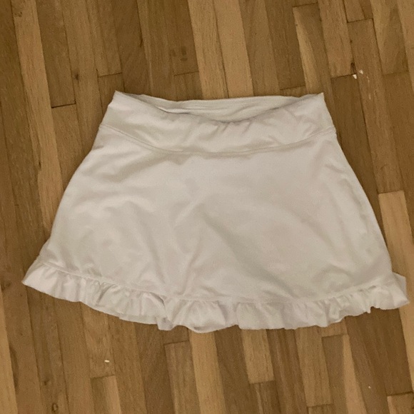 White skirt with shorts underneath, ruffles at the end - Picture 1 of 1